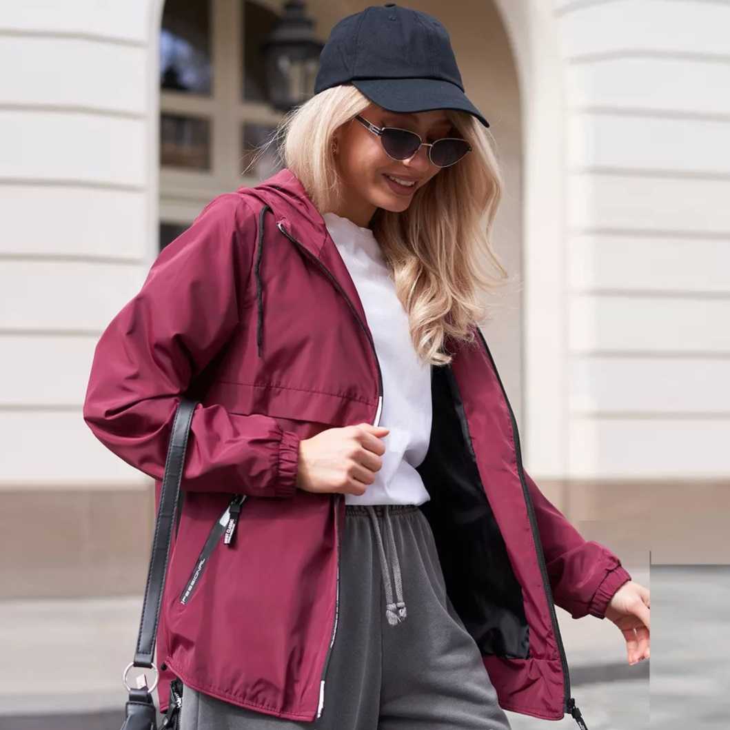 人目を引く鮮やかさ！赤のナイロンジャケットで印象アップするおすすめ5選