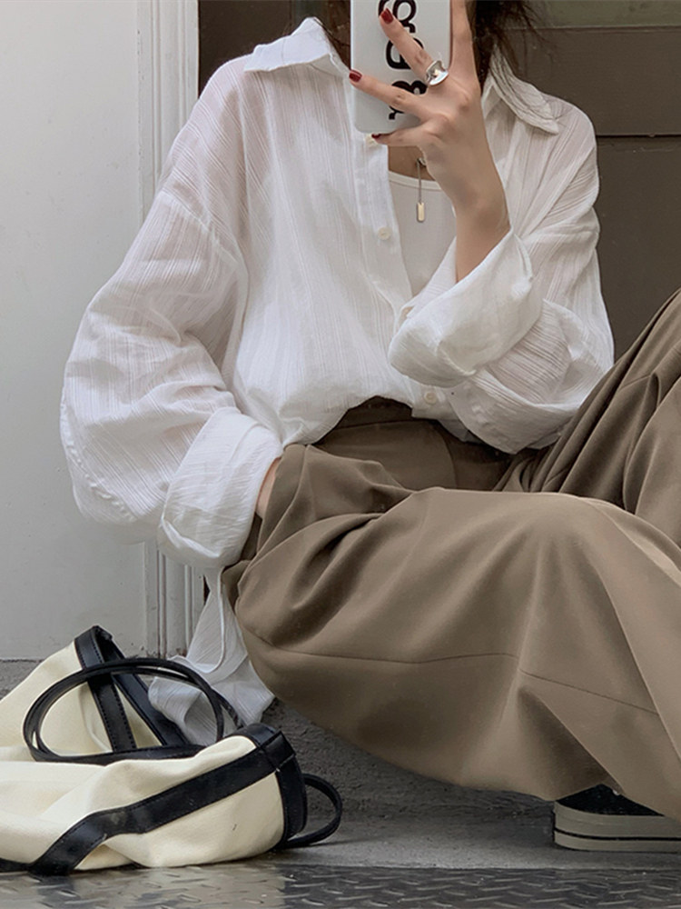 オフィスカジュアル 楊柳シアー素材のゆったりシャツブラウス