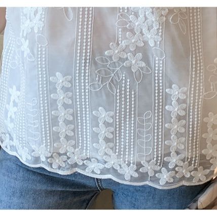 オフィスカジュアル 花刺繍フリルネックブラウス