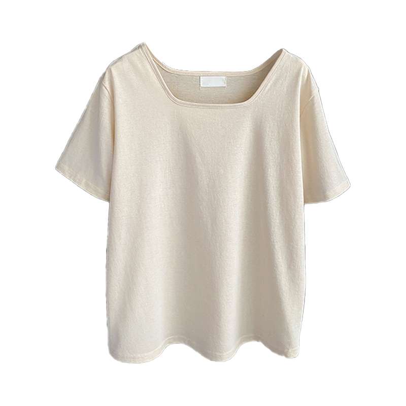 オフィスカジュアル 画像を分析しました。3枚の画像に写っているTシャツやカットソーについて、ご要望に沿ってと説明を作成いたします。