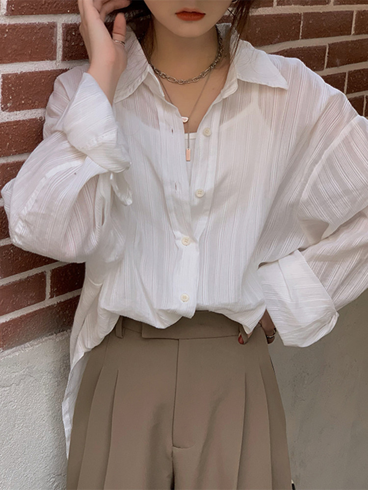 オフィスカジュアル 楊柳シアー素材のゆったりシャツブラウス