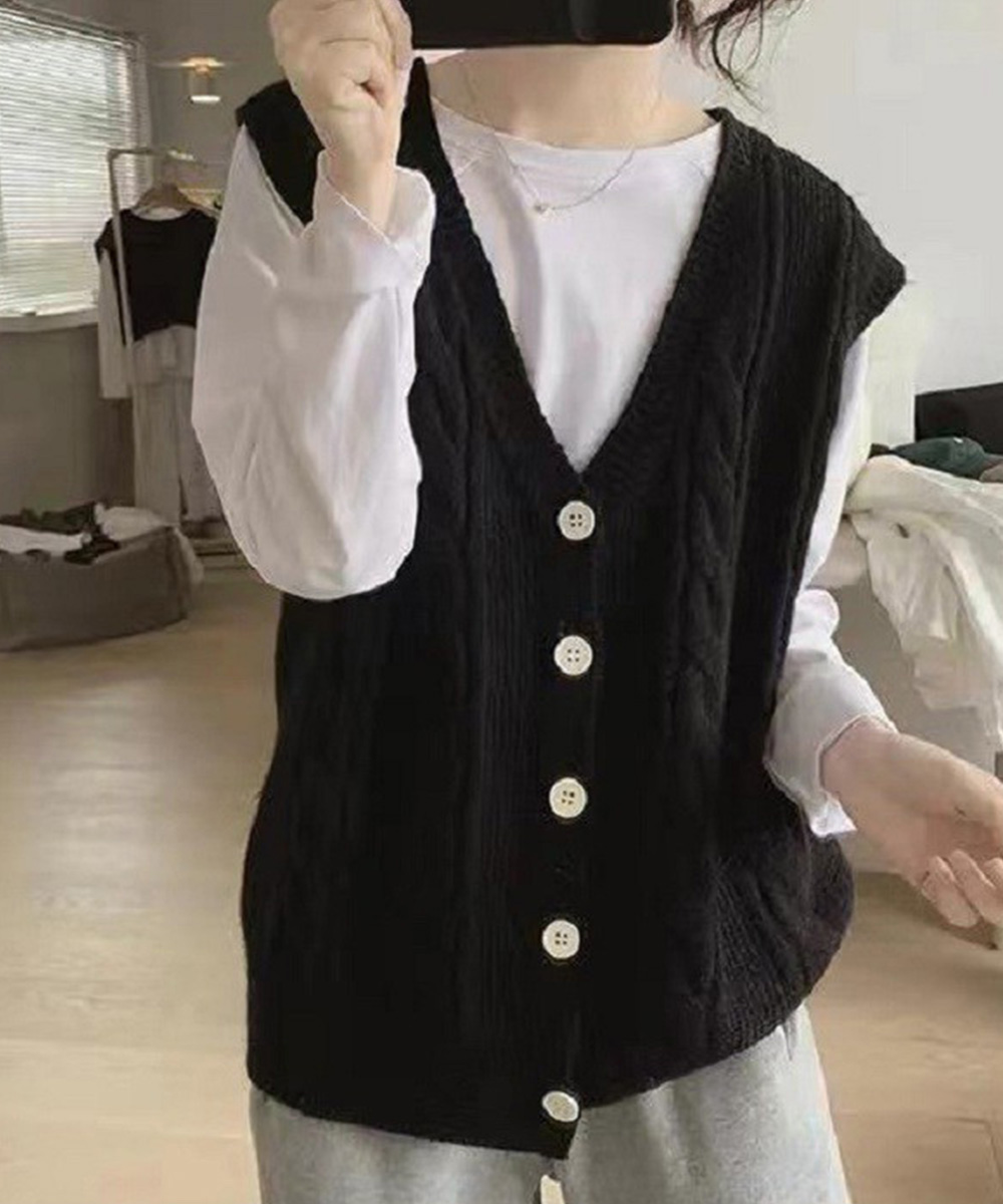 ケーブル編みニットベスト重ね着オフィスカジュアル