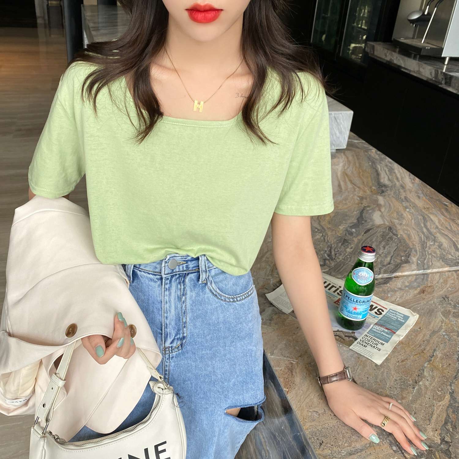 オフィスカジュアル 画像を分析しました。3枚の画像に写っているTシャツやカットソーについて、ご要望に沿ってと説明を作成いたします。