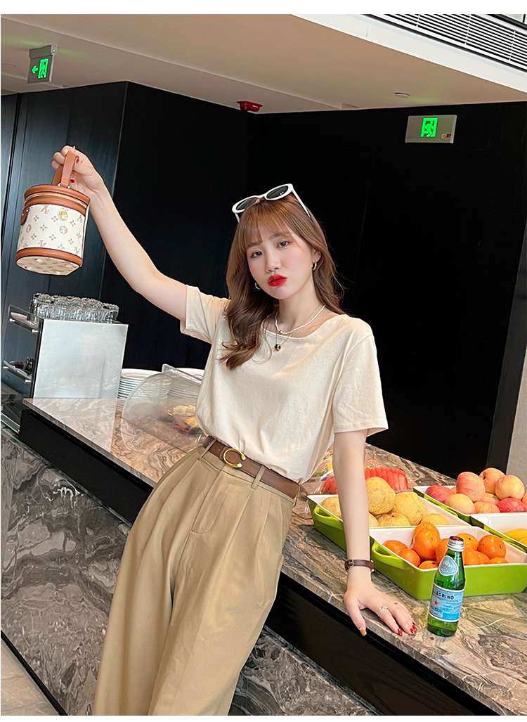オフィスカジュアル 画像を分析しました。3枚の画像に写っているTシャツやカットソーについて、ご要望に沿ってと説明を作成いたします。