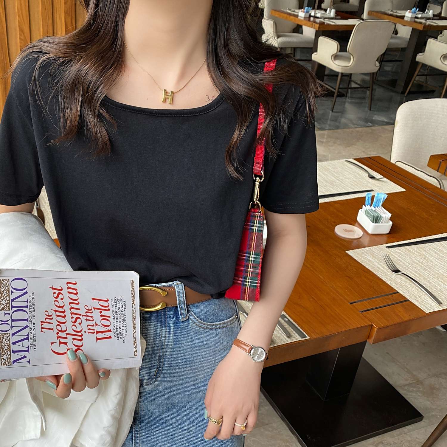 オフィスカジュアル 画像を分析しました。3枚の画像に写っているTシャツやカットソーについて、ご要望に沿ってと説明を作成いたします。