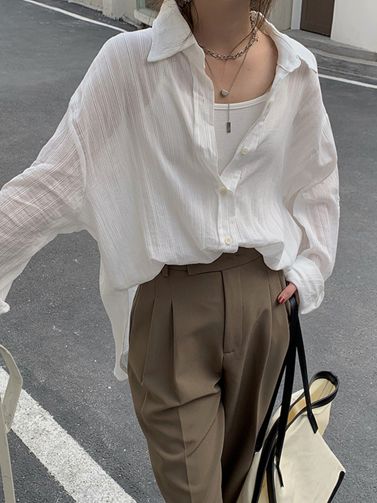 オフィスカジュアル 楊柳シアー素材のゆったりシャツブラウス