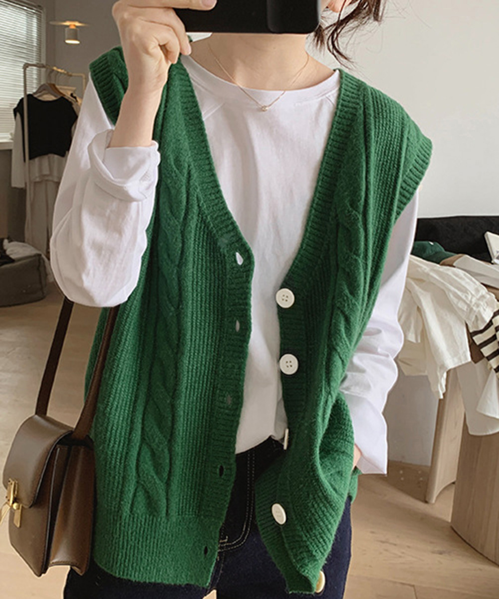 ケーブル編みニットベスト重ね着オフィスカジュアル