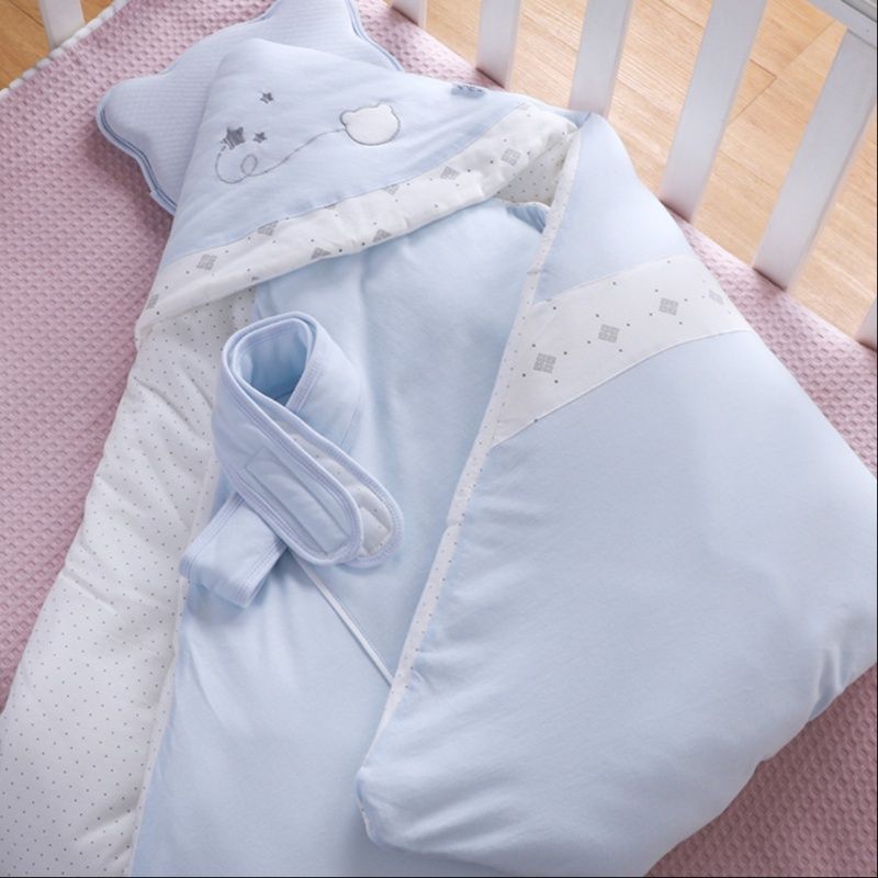 雲と星の刺繍が可愛らしいフード付きおくるみ