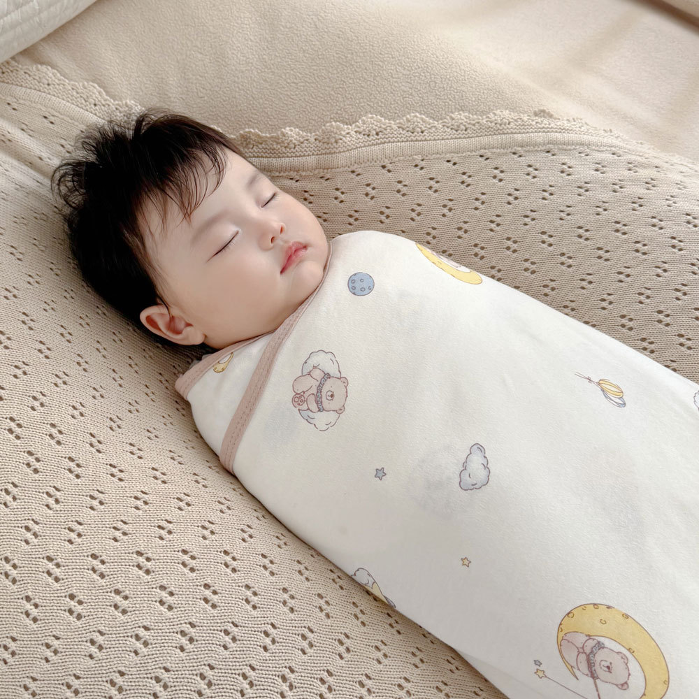  月と子熊柄のやわらか新生児用おくるみ