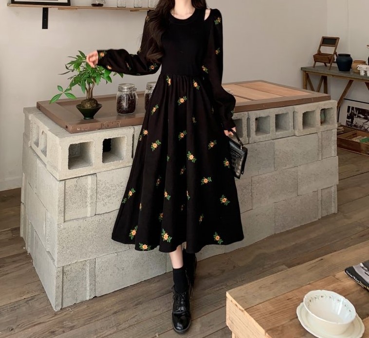 大人ワンピース ロング 小花刺繍入りワンピース