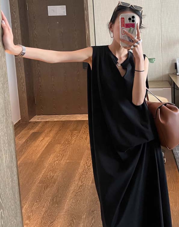 大人ワンピース 大人の黒ノースリーブワンピース ロング丈Ａライン
