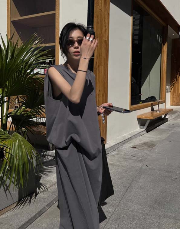 大人ワンピース 大人の黒ノースリーブワンピース ロング丈Ａライン