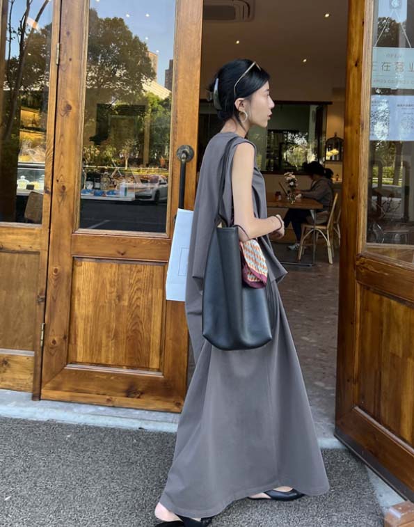 大人ワンピース 大人の黒ノースリーブワンピース ロング丈Ａライン