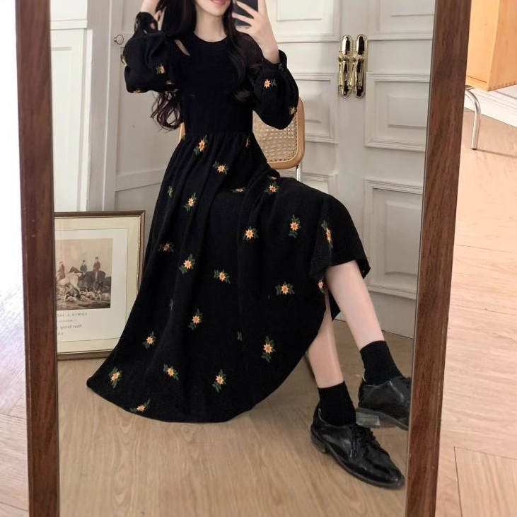 大人ワンピース ロング 小花刺繍入りワンピース