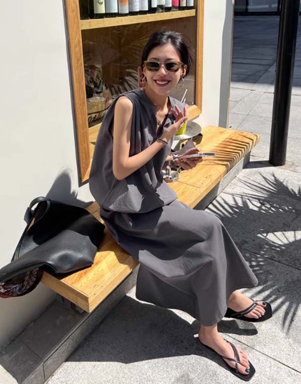 大人ワンピース 大人の黒ノースリーブワンピース ロング丈Ａライン