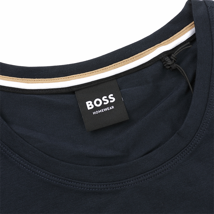 40 代 ファッション メンズ 洗練ラインデザイン 大人の定番Tシャツ
