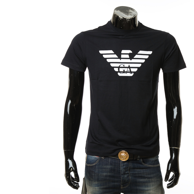 40 代 ファッション メンズ 洗練された胸元ロゴTシャツ