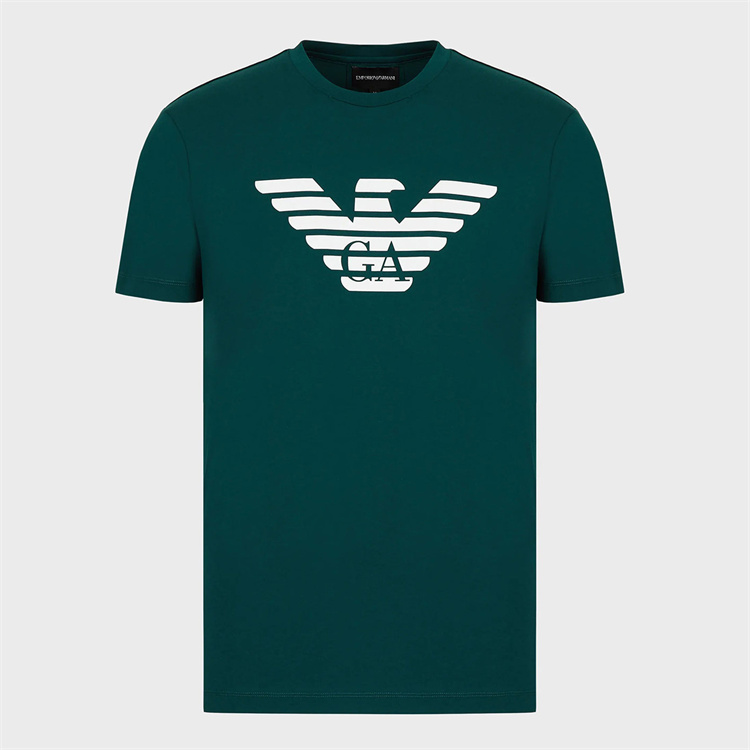 40 代 ファッション メンズ 洗練された胸元ロゴTシャツ