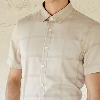 40 代 ファッション メンズ 洗練シルエット 半袖ドレスシャツ