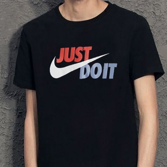 40 代 ファッション メンズ 重ね文字デザイン スポーティ Tシャツ