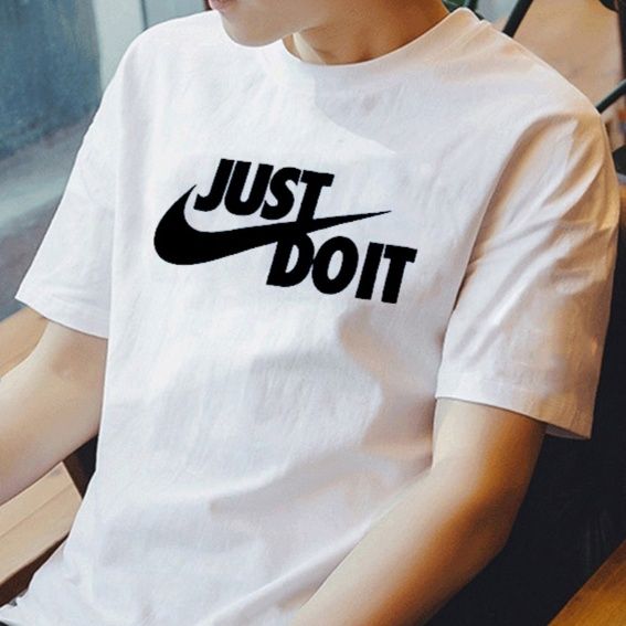 40 代 ファッション メンズ 重ね文字デザイン スポーティ Tシャツ