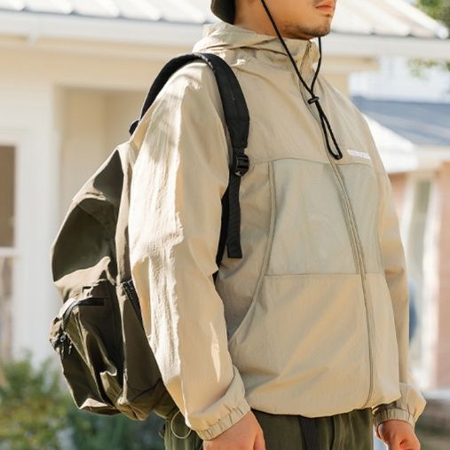 40 代 ファッション メンズ 大人の余裕感じる切替デザインパーカー