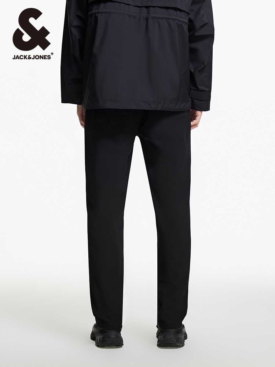 ブラックコーデで魅せる大人の余裕！40代メンズおすすめアイテム5選