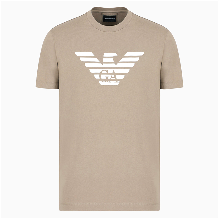 40 代 ファッション メンズ 洗練された胸元ロゴTシャツ