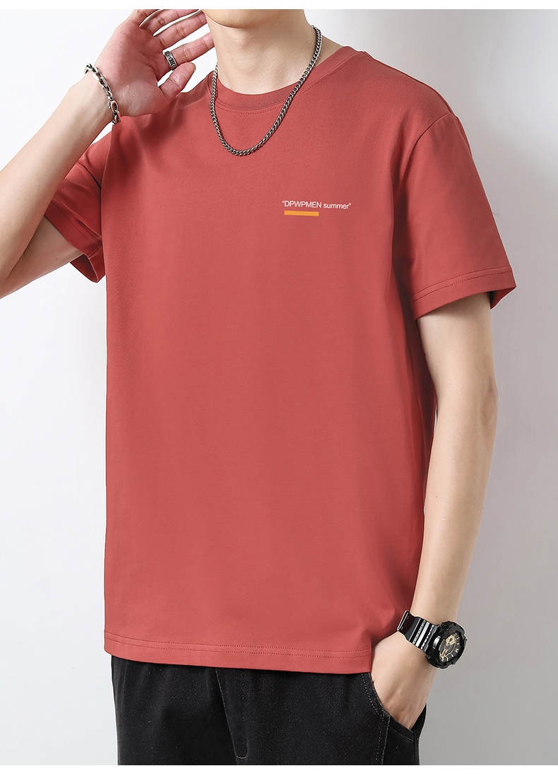 40 代 ファッション メンズ 洗練されたミニマルデザインTシャツ