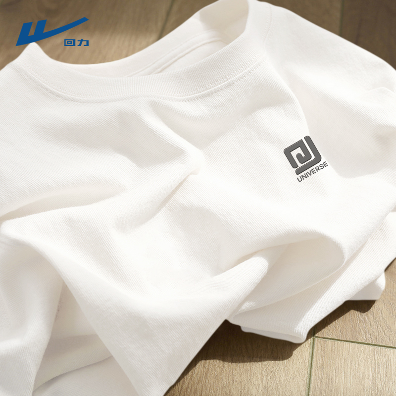 40 代 ファッション メンズ 洗練された基本デザイン四角ロゴTシャツ
