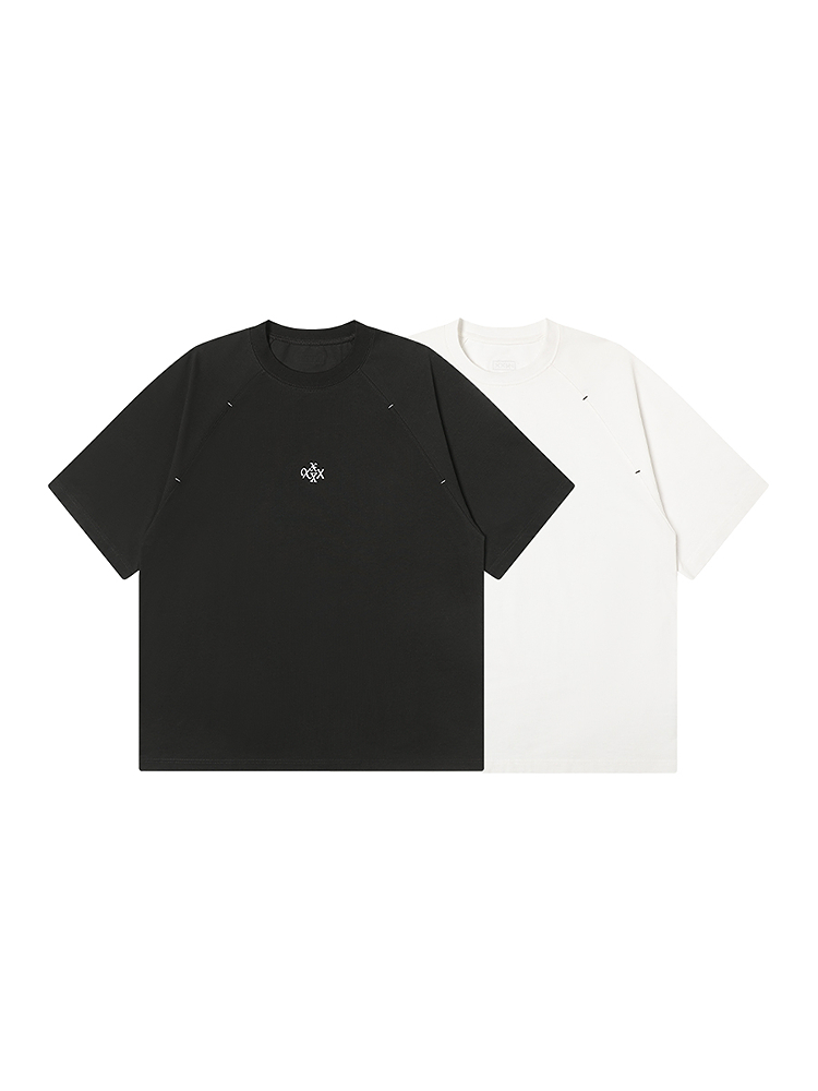 40 代 ファッション メンズ 洗練ワンポイント紋章Tシャツ