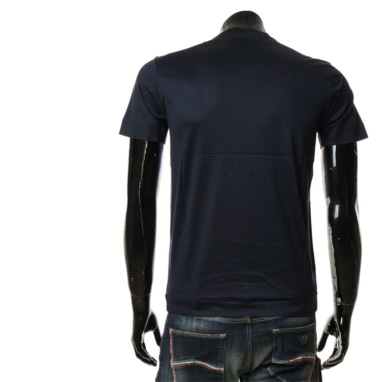 40 代 ファッション メンズ 洗練モノグラム 大人のロゴTシャツ