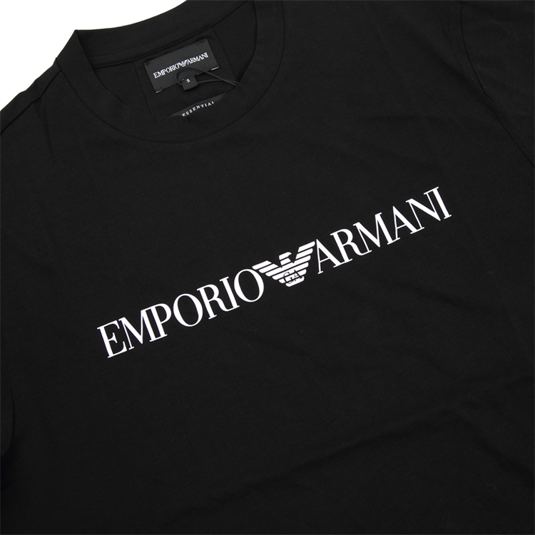 40 代 ファッション メンズ 洗練された胸元ロゴTシャツ