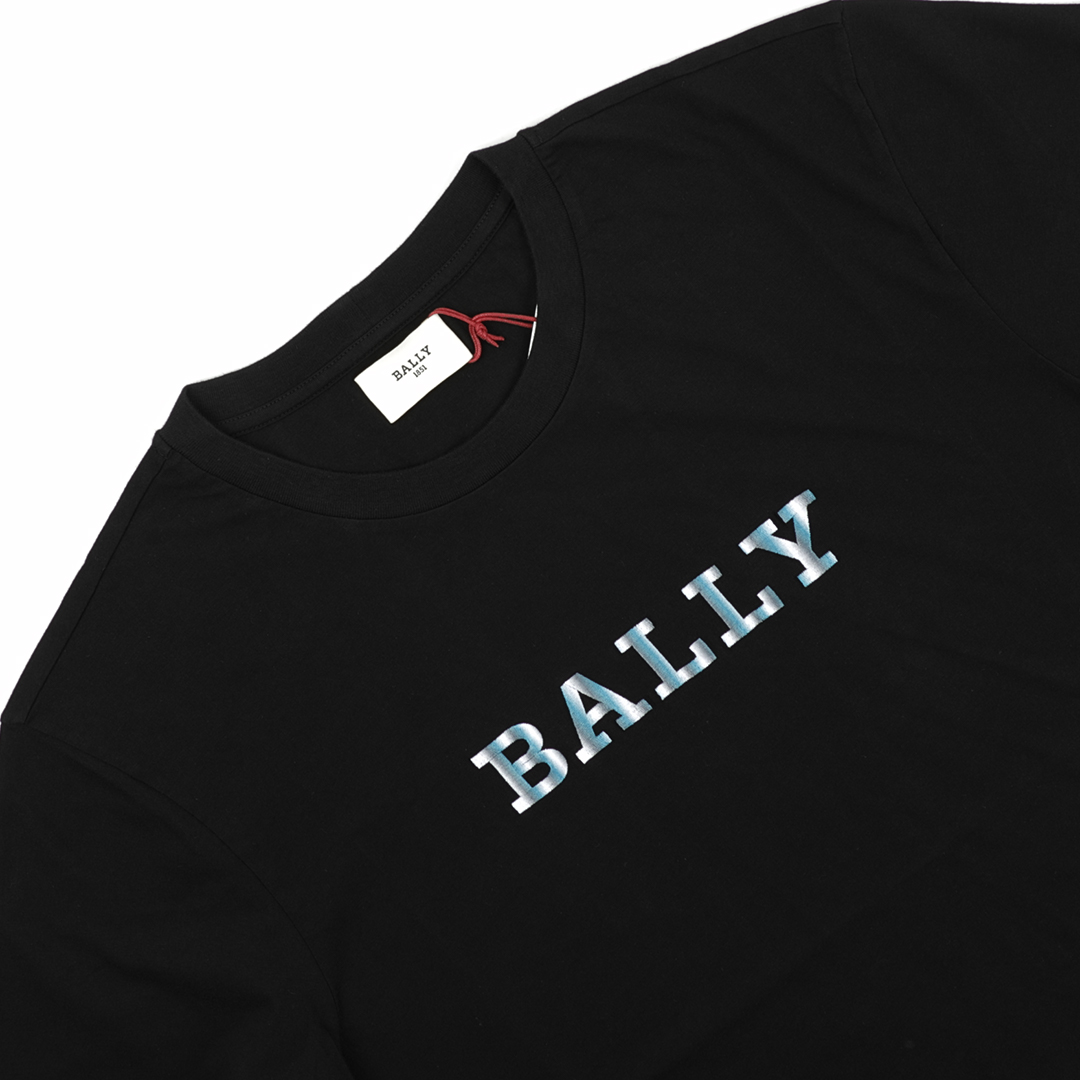 40 代 ファッション メンズ 洗練ロゴ入り 大人の定番Tシャツ