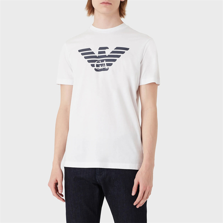 40 代 ファッション メンズ 洗練された胸元ロゴTシャツ