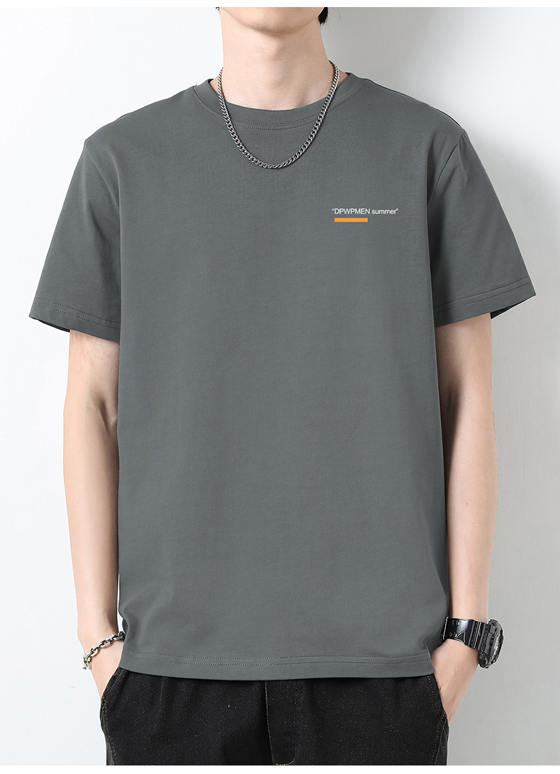 40 代 ファッション メンズ 洗練されたミニマルデザインTシャツ