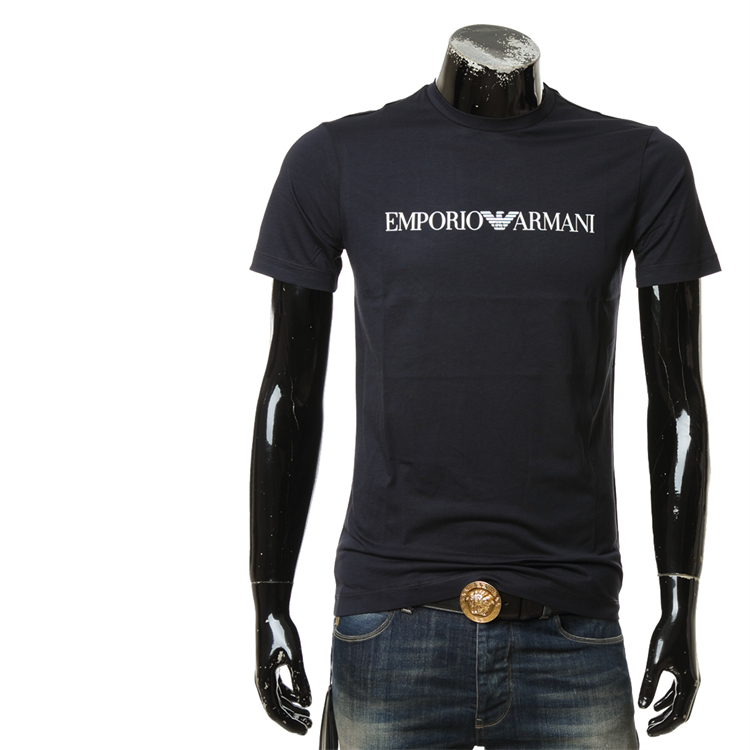 40 代 ファッション メンズ 洗練された胸元ロゴTシャツ