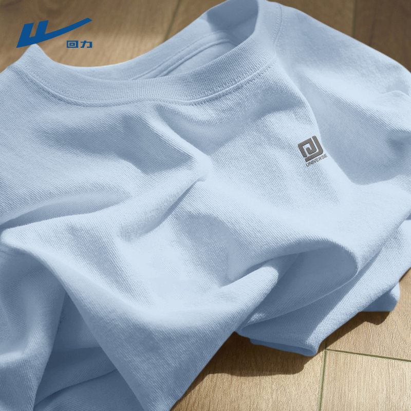 40 代 ファッション メンズ 洗練された基本デザイン四角ロゴTシャツ