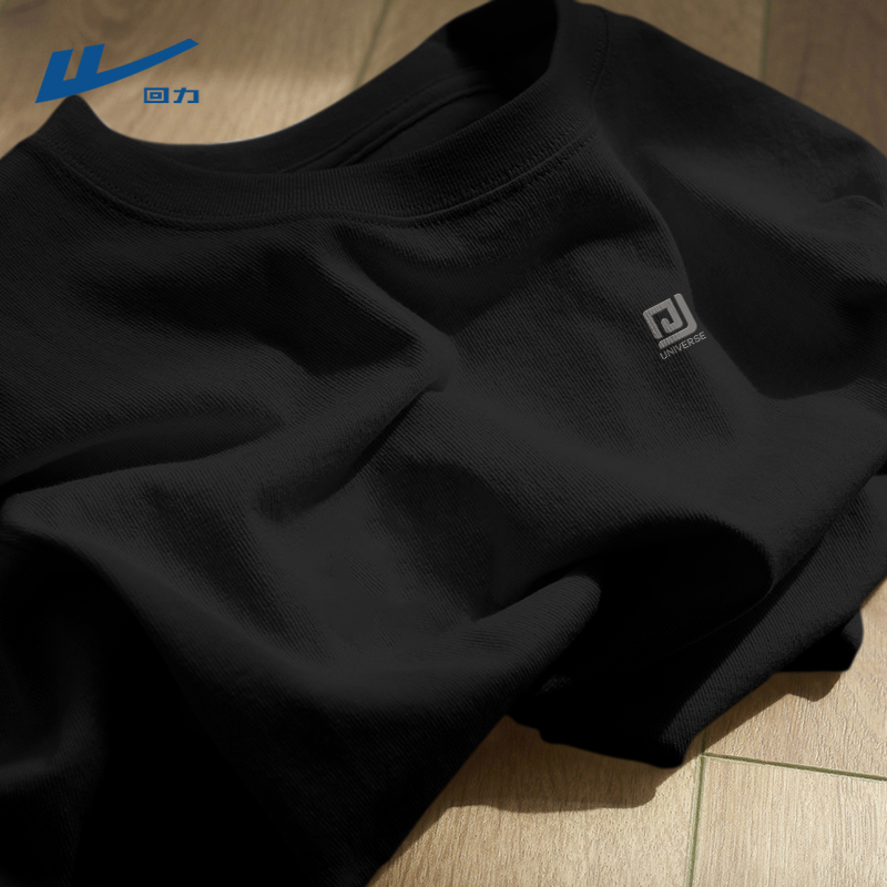40 代 ファッション メンズ 洗練された基本デザイン四角ロゴTシャツ