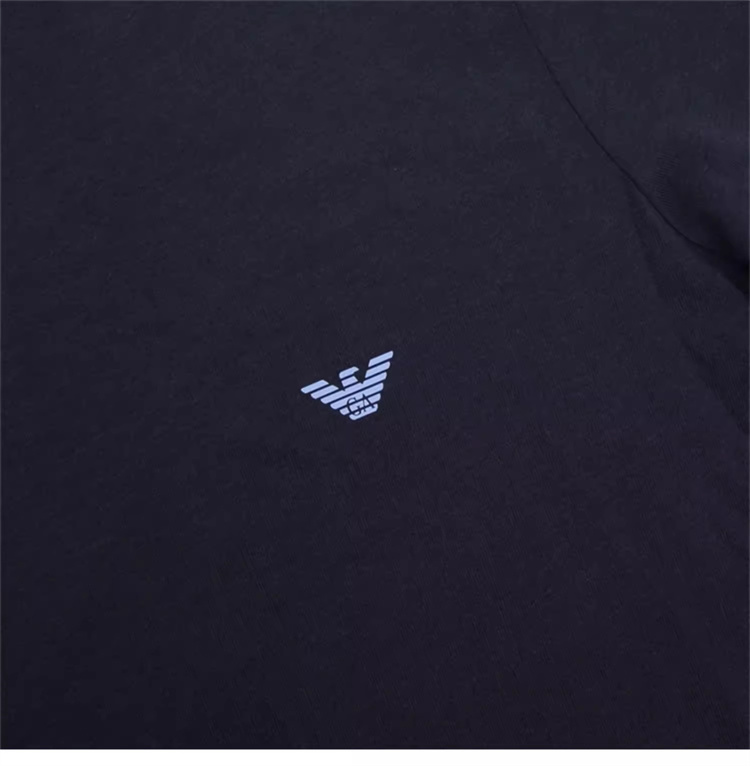 40 代 ファッション メンズ 大人の余裕を感じる胸元ワンポイントＴシャツ