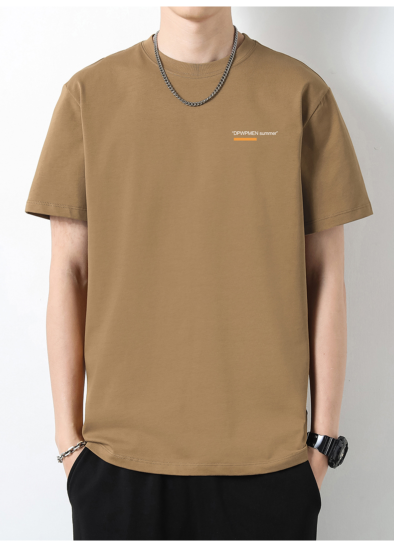 40 代 ファッション メンズ 洗練されたミニマルデザインTシャツ