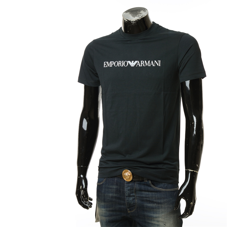 40 代 ファッション メンズ 洗練された胸元ロゴTシャツ