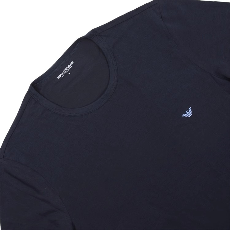 40 代 ファッション メンズ 大人の余裕を感じる胸元ワンポイントＴシャツ