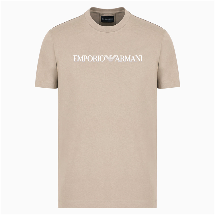 40 代 ファッション メンズ 洗練された胸元ロゴTシャツ