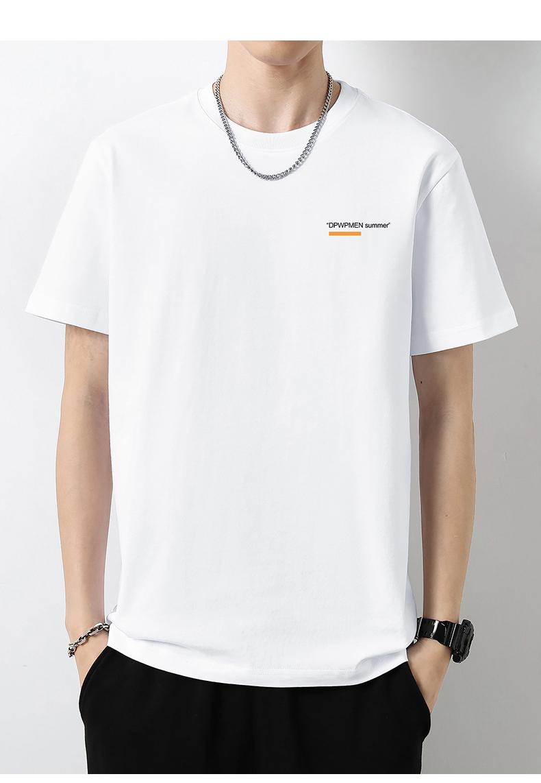 40 代 ファッション メンズ 洗練されたミニマルデザインTシャツ