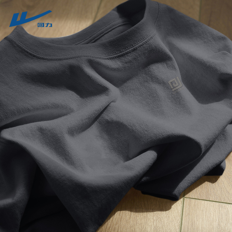 40 代 ファッション メンズ 洗練された基本デザイン四角ロゴTシャツ