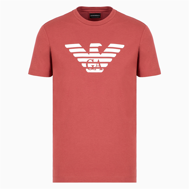 40 代 ファッション メンズ 洗練された胸元ロゴTシャツ