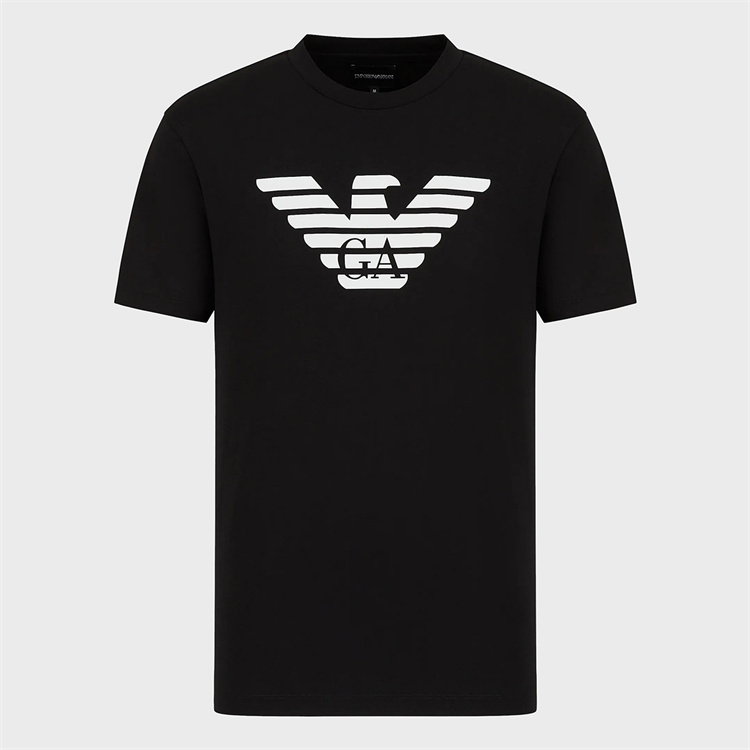 40 代 ファッション メンズ 洗練された胸元ロゴTシャツ