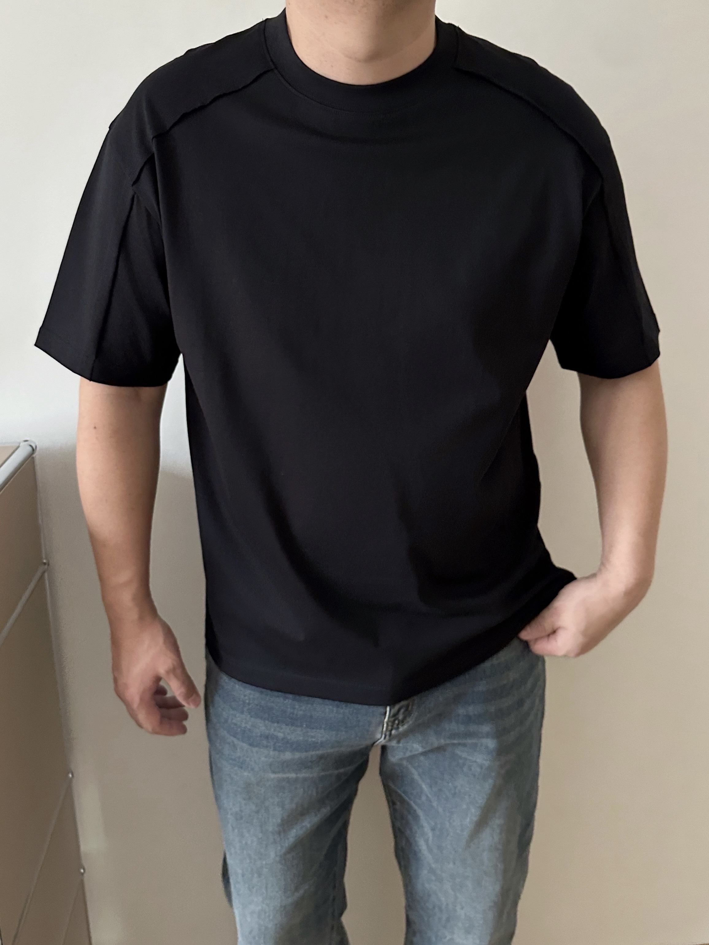 40 代 ファッション メンズ 洗練された大人の肩切替デザインTシャツ