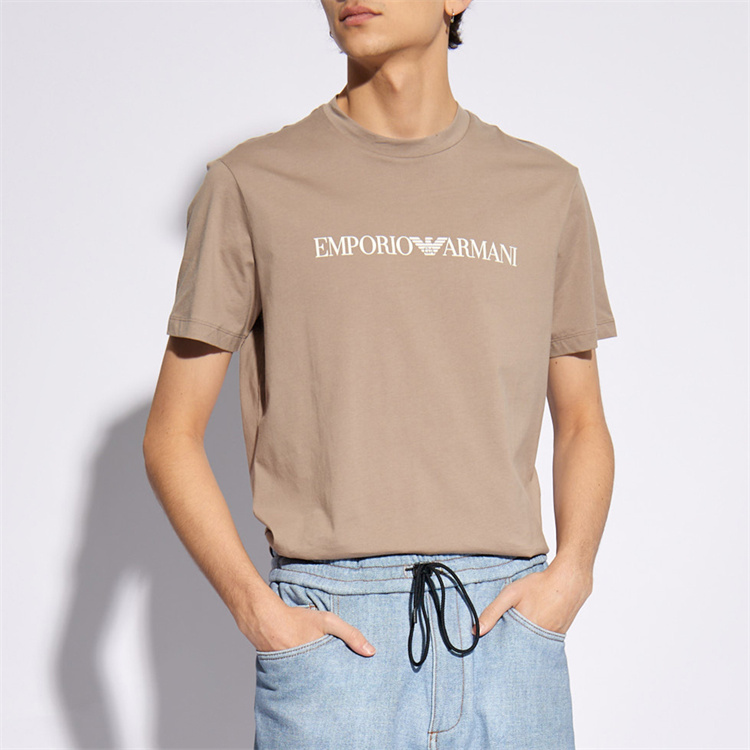 40 代 ファッション メンズ 洗練された胸元ロゴTシャツ